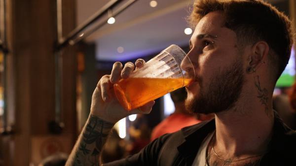 巴西惊现毒酒致1死!民众恐慌拒饮,官方紧急预警 第1张