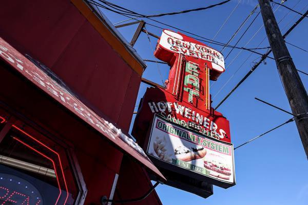 【泪别百年传奇】罗得岛纽约系老店即将歇业!曾靠辣味热狗红遍全美,粉丝直呼:一个时代的终结! 第1张