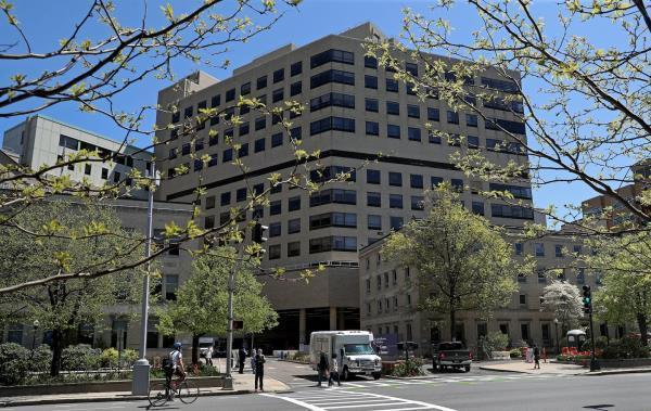 特斯拉起火致女大学生惨死，父母控诉设计缺陷酿成夺命悲剧  第1张