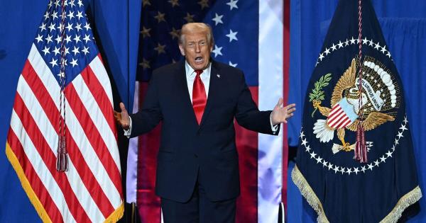 特朗普威胁削减芝加哥交通资金，因女子遭纵火案引发争议