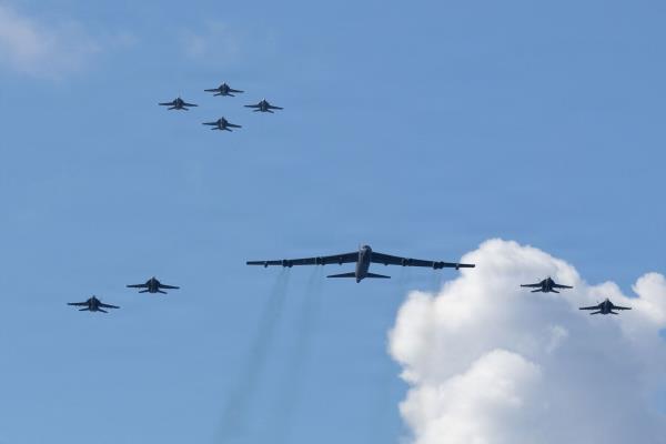 美军战机闯入委内瑞拉湾,紧张局势一触即发!