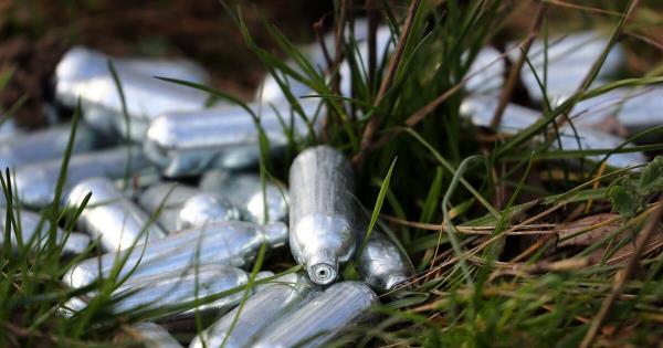 吸食笑气致18名青年神经受损，敲响青少年健康警钟！