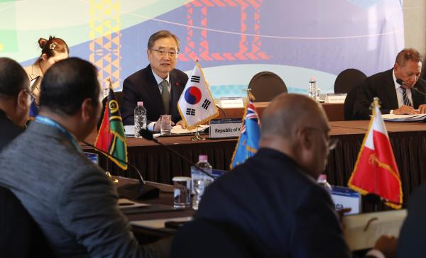 外长承诺深化与太平洋岛国在气候变化与海洋领域的合作